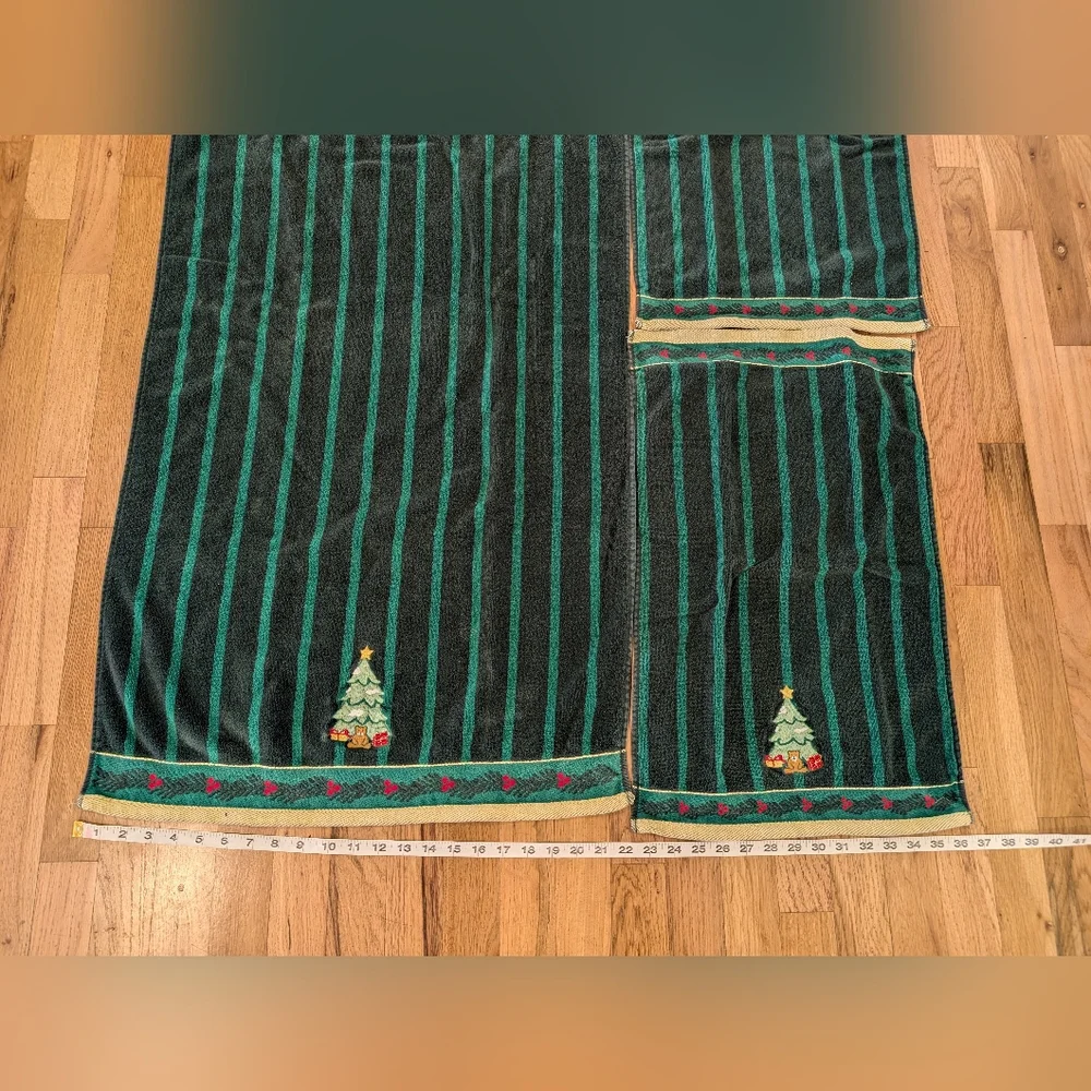 Vtg Linens N Things Christmas Towel Set Bath Hand Towels Velour USA Embroidered